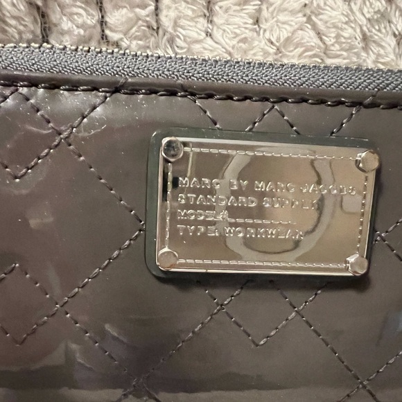 Marc by Marc Jacobs wallet Gray Patent great Condition - Picture 8 of 12
